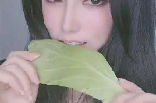 全网吃瓜！某单位美女网红被扒！浑身大牌豪车珠光宝气！